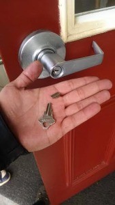 This is the commercial liver lock handle with the 2 broken peaces of the key, after I took it out the cylinder.